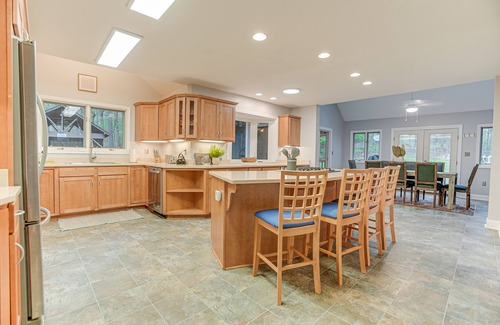 Bakerton House | Happy Harbor | Mtn + Riverside w/Game Room + Water Hole!