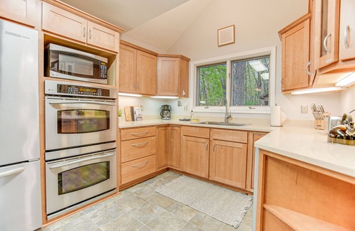 Bakerton House | Happy Harbor | Mtn + Riverside w/Game Room + Water Hole!
