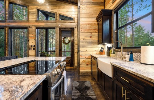 Pickens Cabin | Happy Moon/Couples Cabin Nestled in the Woods