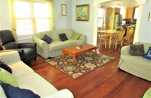 South Haven House | Happy Ours Cottage, 4 minute walk to sandy beach!