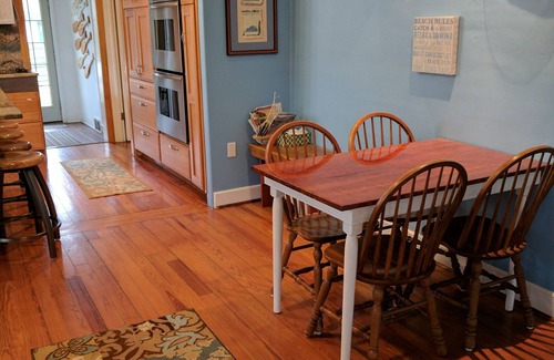 South Haven House | Happy Ours Cottage, 4 minute walk to sandy beach!