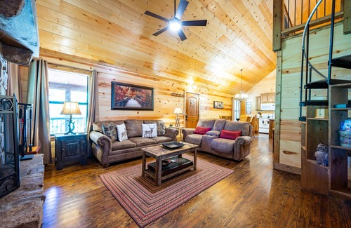Broken Bow Cabin | Happy Ours-Hot tub, wood burning fireplace, firepit
