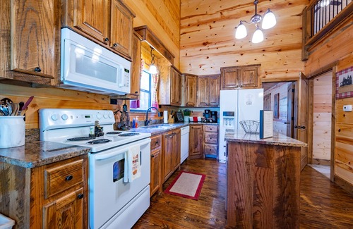 Broken Bow Cabin | Happy Ours-Hot tub, wood burning fireplace, firepit