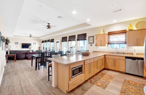 Crystal Beach House | Happy Ours, Unobstructed View, Sleeps 10, 4/3, Dog Friendly