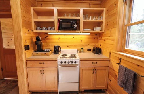 Mazama Cabin | Happy Pines 2BR Cabin w/King & Twin Beds