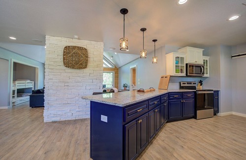 Glenwood House | Happy Times on the Caddo: Sleeps 8 + Hot Tub!