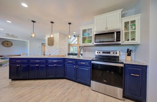 Glenwood House | Happy Times on the Caddo: Sleeps 8 + Hot Tub!