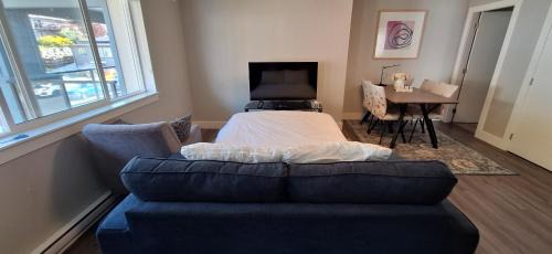 Langford Apartment | Happy Zone Suite - Sleeps 4, Free Treats !