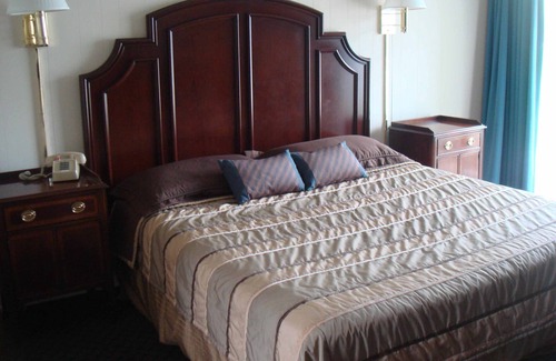 Newport Hotel | Harbor Base Pineapple Inn