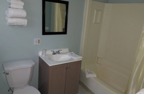 Newport Hotel | Harbor Base Pineapple Inn