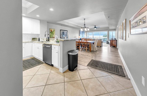 Holiday Isle Condo | Harbor Landing 102B- The heart of Destin: shopping & restaurants! Beach access w/pools & hut tubs!
