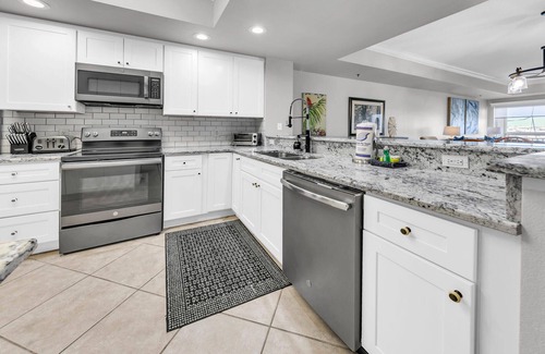 Holiday Isle Condo | Harbor Landing 102B- The heart of Destin: shopping & restaurants! Beach access w/pools & hut tubs!