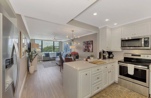 Siesta Key Condo | Harbor Towers 1BD with washer & dryer in unit!