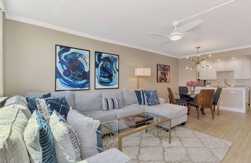Siesta Key Condo | Harbor Towers 1BD with washer & dryer in unit!