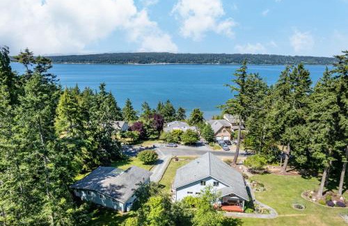 Langley House | Harborview Getaway by AvantStay Walk to Beach