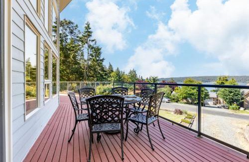 Langley House | Harborview Getaway by AvantStay Walk to Beach