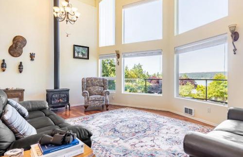 Langley House | Harborview Getaway by AvantStay Walk to Beach