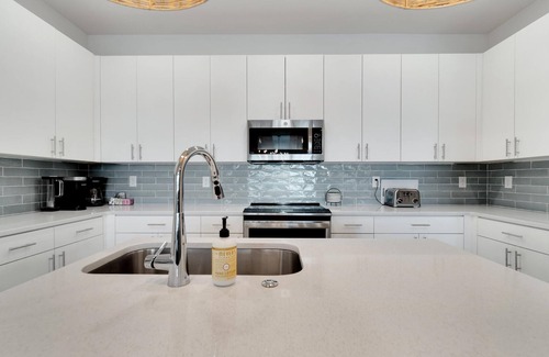 Madeira Beach Condo | Harborview Oasis – Lavish Madeira Beach Getaway