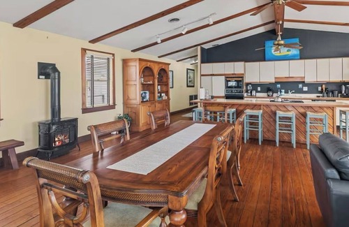 Oriental Apartment | Harborview! Sleeps up to 10. Spa and beside The Bean!