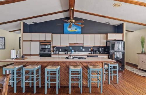 Oriental Apartment | Harborview! Sleeps up to 10. Spa and beside The Bean!