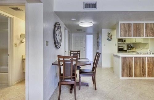 Marco Island House | Harbour Boat Club Unit 201 is a condo community centrally located in the South End of Marco Island.