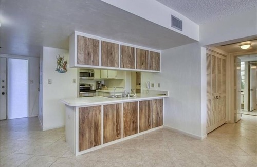 Marco Island House | Harbour Boat Club Unit 201 is a condo community centrally located in the South End of Marco Island.