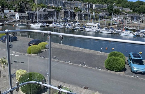 Borth-y-Gest Apartment | Harbour Haven: Spectacular Views