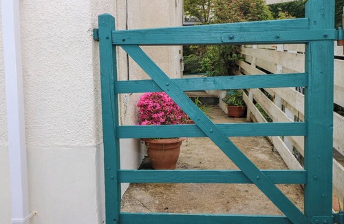 Fishguard Cottage | HARBOUR HIGH ANNEX, pet friendly, with a garden in Fishguard