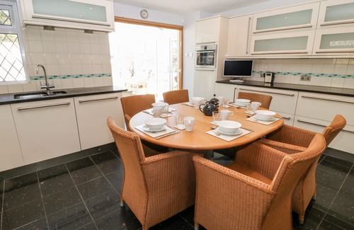 Torquay Cottage | HARBOUR LIGHTS, family friendly, luxury holiday cottage in Torquay