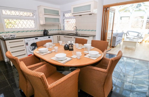 Torquay Cottage | HARBOUR LIGHTS, family friendly, luxury holiday cottage in Torquay