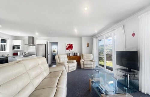 Duvauchelle House | Harbour View 3-Bedroom Retreat