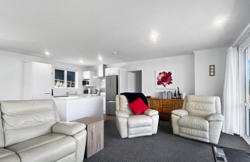 Duvauchelle House | Harbour View 3-Bedroom Retreat