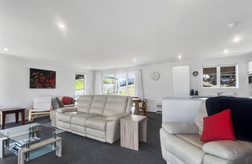Duvauchelle House | Harbour View 3-Bedroom Retreat