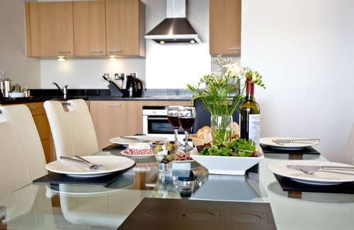 Torquay City Centre Apartment | Harbour View, Luxury 5 star Apartment, Stunning Views, Location Free Parking