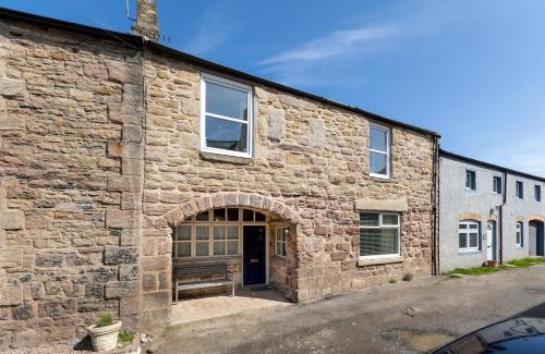 Seahouses House | Harbour Way Cottage by Coast & Country Stays