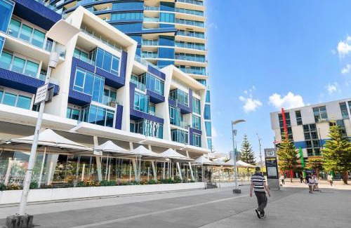 Docklands Apartment | Harbourfront Urban Oasis