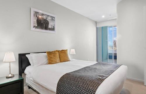Docklands Apartment | Harbourfront Urban Oasis
