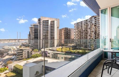 Docklands Apartment | Harbourfront Urban Oasis