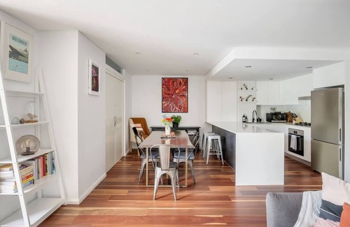 Woolloomooloo Apartment | Harbourside at Woolloomooloo with Balcony Views