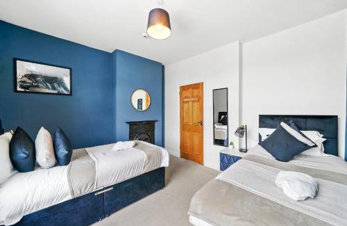 Bristol Floating Harbour Apartment | Harbourside Heaven in Bristol - Sleeps 8