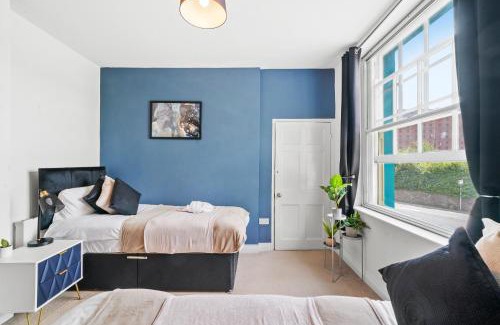 Bristol Floating Harbour Apartment | Harbourside Heaven in Bristol - Sleeps 8