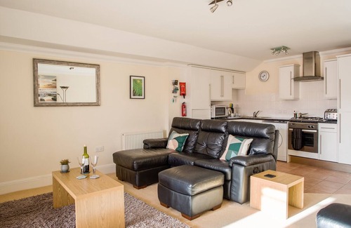 Weymouth Cottage | HARBOURSIDE PENTHOUSE, family friendly in Brewers Quay Harbour