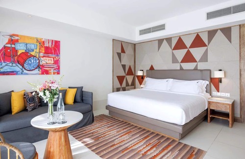 Farukolhufushi Island Hotel | Hard Rock Maldives – Beachfront Silver Studio with Private Terrace