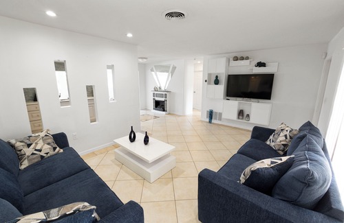 Sunrise House | Hard Rock Tropical Vacation Near beaches and airport. All Ages Welcome Sleeps 10