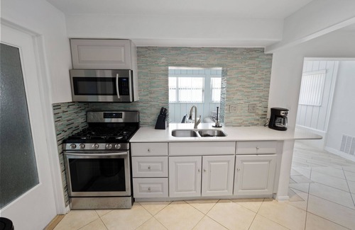 Sunrise House | Hard Rock Tropical Vacation Near beaches and airport. All Ages Welcome Sleeps 10