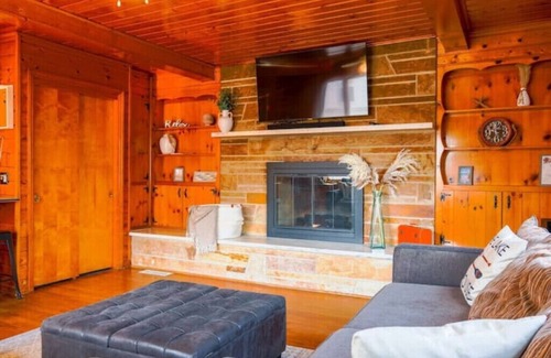 Lakeside House | Harding Lakeside Getaway| 8 bedroom sleeps 16!
