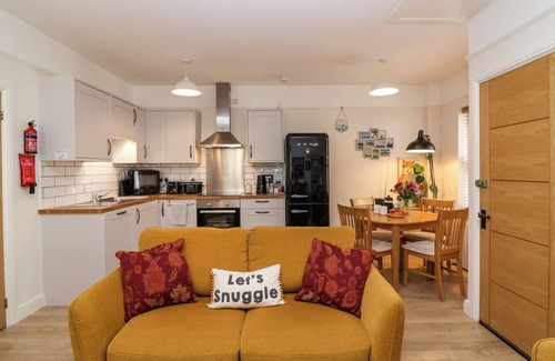 Minehead Cottage | HARDINGS COTTAGE, romantic, with a garden in Minehead