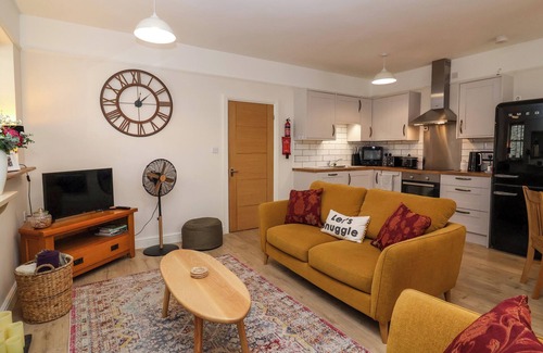 Minehead Cottage | HARDINGS COTTAGE, romantic, with a garden in Minehead
