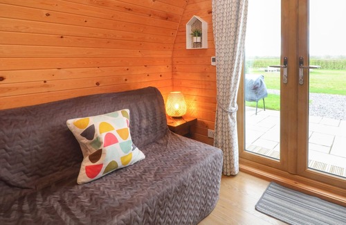 Overton-on-dee Cottage | HAREBELL, romantic, with a garden in Malpas