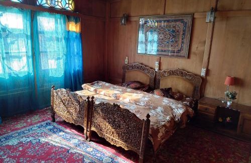 Dal Lake Hotel | Hareem group of houseboats
